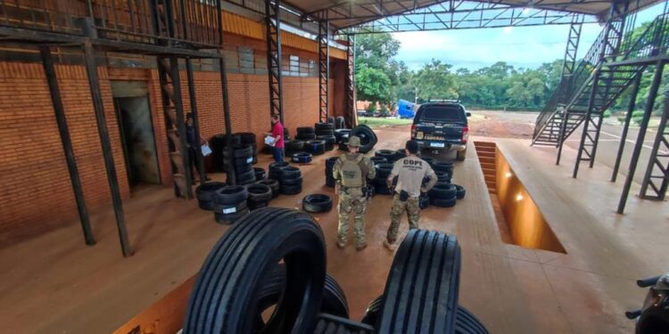 Depósito de pneus contrabandeados do Paraguai é fechado pela polícia