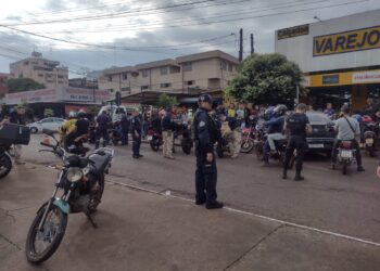 Forças de segurança fazem blitz para fiscalizar motos na região da Ponte da Amizade