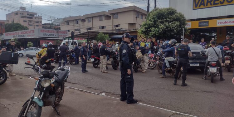 Forças de segurança fazem blitz para fiscalizar motos na região da Ponte da Amizade