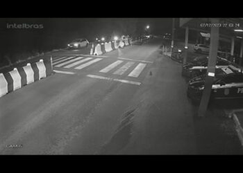 Para fugir da fiscalização motorista avança com caminhonete roubada em direção aos policiais