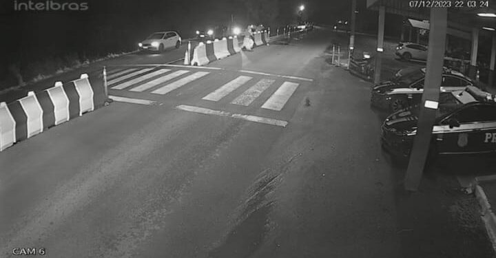 Para fugir da fiscalização motorista avança com caminhonete roubada em direção aos policiais