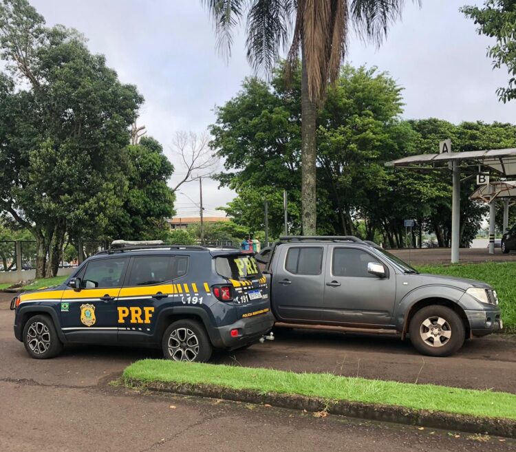 Para fugir da fiscalização motorista avança com caminhonete roubada em direção aos policiais