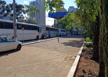 Receita Federal barra quatro ônibus e um carro lotados de contrabando
