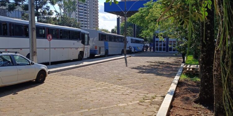 Receita Federal barra quatro ônibus e um carro lotados de contrabando