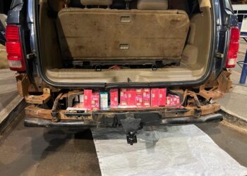 Receita Federal encontra quase 900 cigarros eletrônicos escondidos em fundo falso de veículo