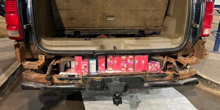 Receita Federal encontra quase 900 cigarros eletrônicos escondidos em fundo falso de veículo