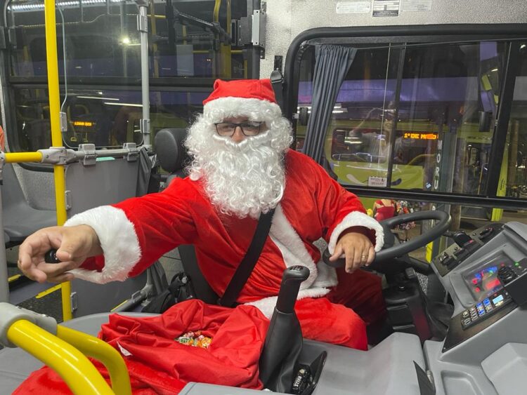 Ônibus iluminado e dirigido pelo Papai Noel volta a circular pelos bairros de Foz