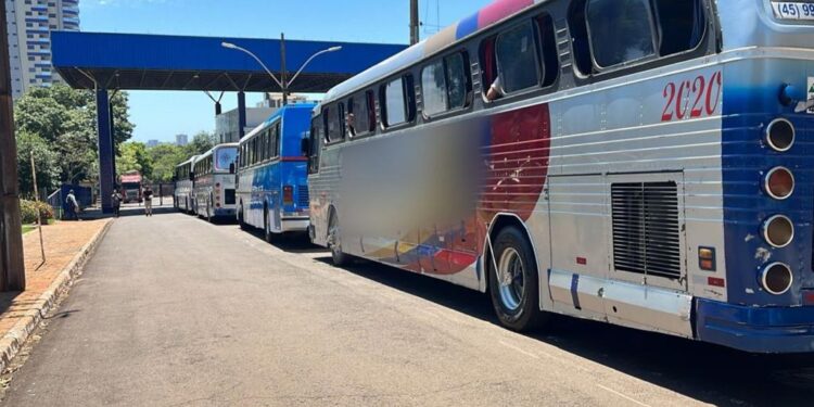 Receita Federal e PF apreendem quatro ônibus lotados de mercadorias contrabandeadas
