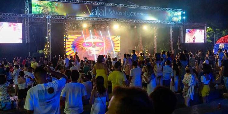 Moradores e visitantes podem curtir show da virada na Praça da Paz, em Foz do Iguaçu