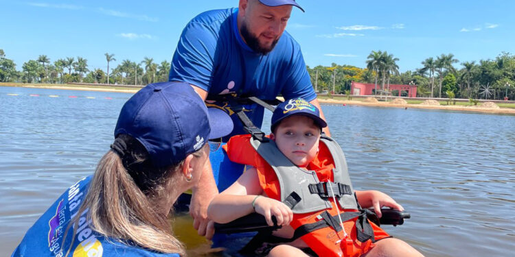 Verão inclusivo: Prainhas de Itaipulândia e Santa Helena contam com cadeiras anfíbias