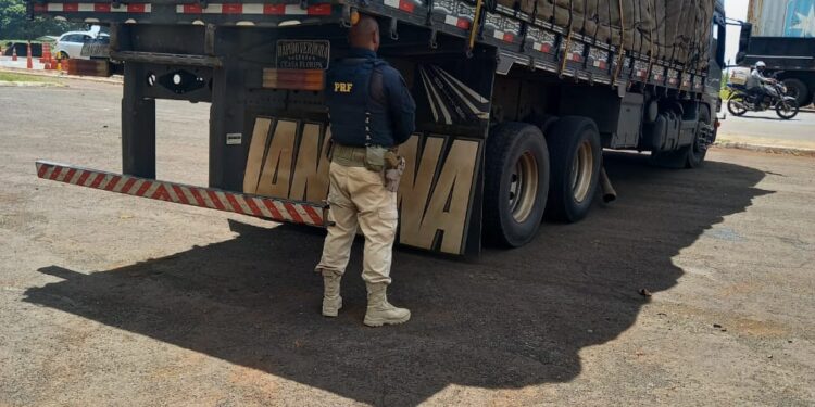Perigo na estrada: PRF flagra caminhão com arqueamento da altura de um homem na BR 277