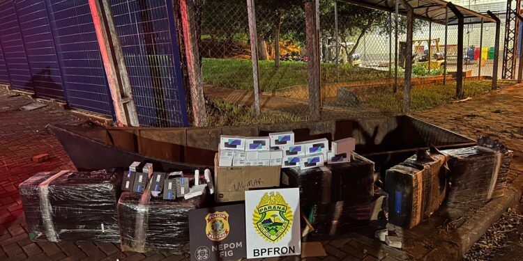 Polícia apreende eletrônicos contrabandeados do Paraguai em barco a remo no Rio Paraná