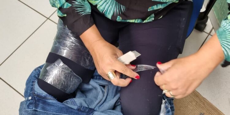 Mulher é flagrada com 50 celulares presos ao corpo na Ponte da Amizade