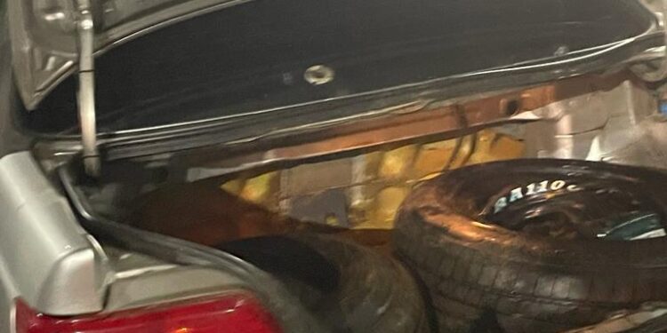 PF apreende dezenas de pneus contrabandeados do Paraguai