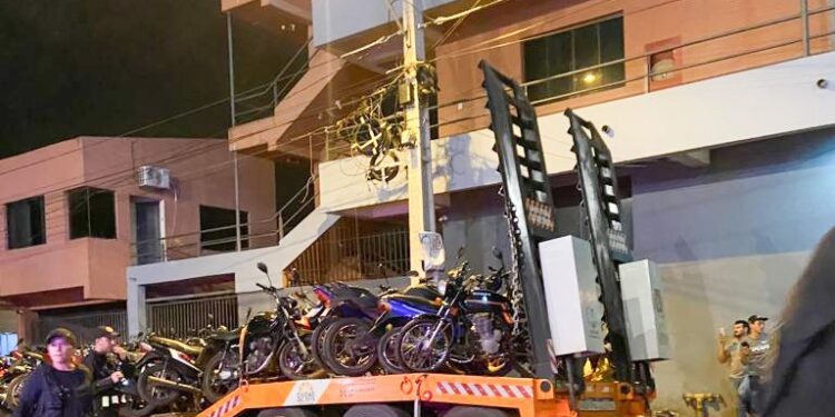 Prefeitura de Ciudad del Este faz operação nas ruas e apreende motos barulhentas