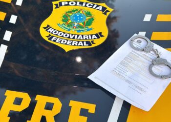 Homem procurado pela justiça é preso após tentar engolir o próprio documento