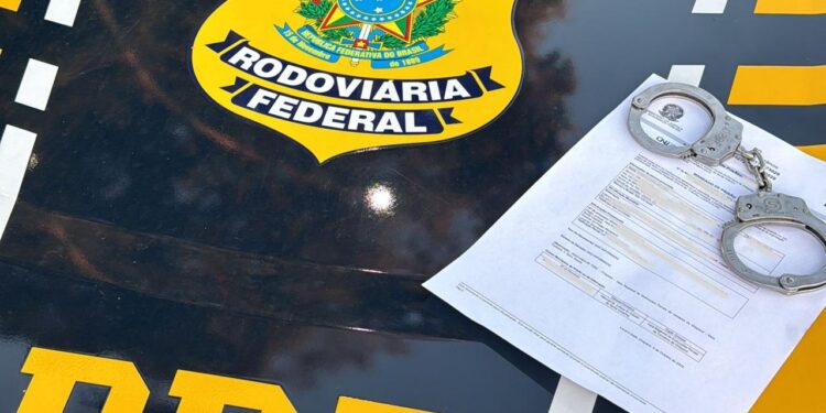 Homem procurado pela justiça é preso após tentar engolir o próprio documento