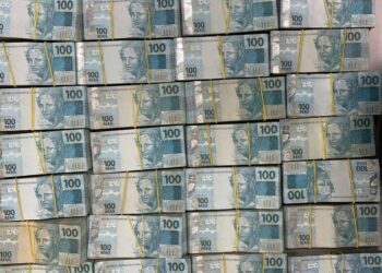 Homem é barrado pela Receita Federal ao tentar cruzar a fronteira com R$ 530 mil em espécie