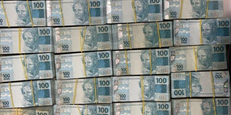 Homem é barrado pela Receita Federal ao tentar cruzar a fronteira com R$ 530 mil em espécie