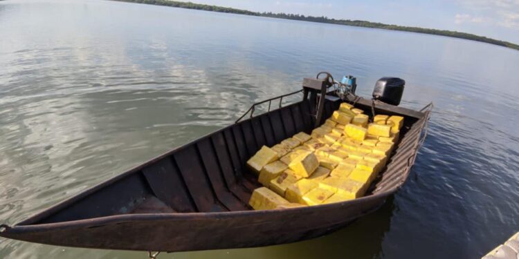 Embarcação com mais de 1 tonelada de maconha é aprendida no Lago de Itaipu