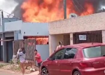Menino de 9 anos sofre queimaduras durante incêndio que atingiu 4 casas em Foz do Iguaçu