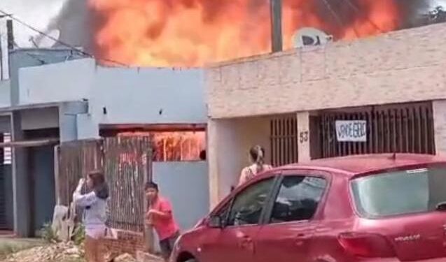Menino de 9 anos sofre queimaduras durante incêndio que atingiu 4 casas em Foz do Iguaçu
