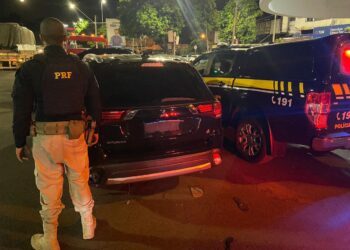 Após perseguição, PRF recupera carro roubado e condutor é preso na Ponte da Amizade