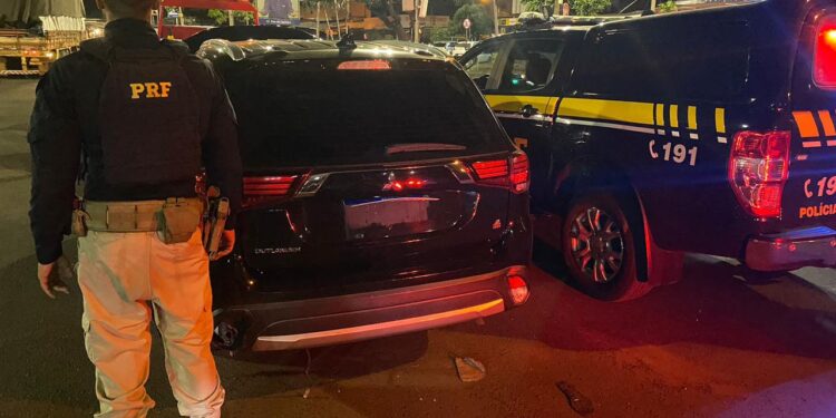 Após perseguição, PRF recupera carro roubado e condutor é preso na Ponte da Amizade