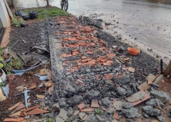 É grave o estado de saúde da menina de 4 anos ferida após queda de laje sobre piscina onde ela brincava