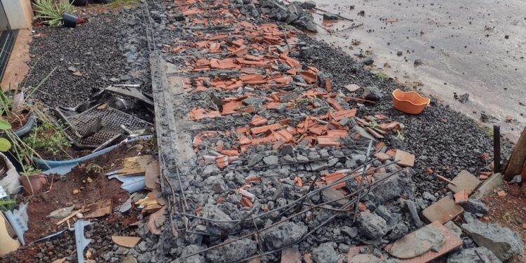 É grave o estado de saúde da menina de 4 anos ferida após queda de laje sobre piscina onde ela brincava