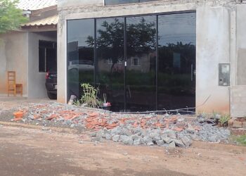 É grave o estado de saúde da menina de 4 anos ferida após queda de laje sobre piscina onde ela brincava