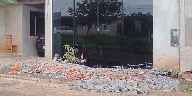 É grave o estado de saúde da menina de 4 anos ferida após queda de laje sobre piscina onde ela brincava