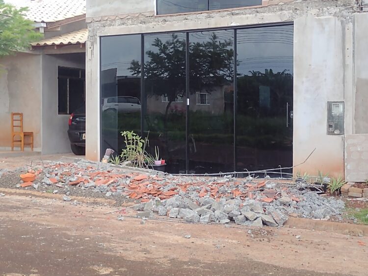 É grave o estado de saúde da menina de 4 anos ferida após queda de laje sobre piscina onde ela brincava