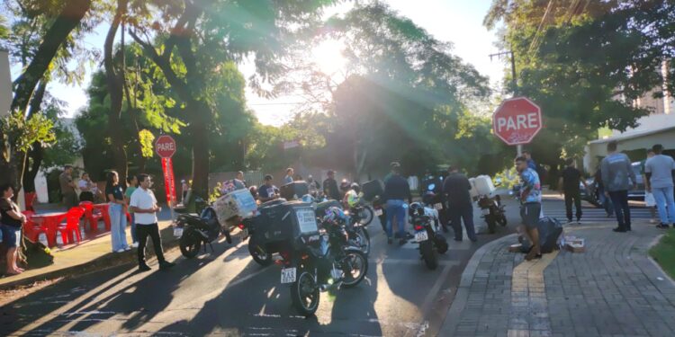 Motociclistas fazem manifestação pedindo mais sinalização e segurança nos cruzamentos em Foz