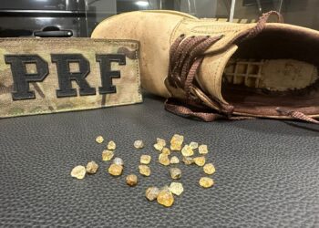 Paraguaio é flagrado com “pedras misteriosas no sapato”