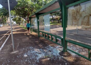 Ponto de ônibus, em local de grande movimento, é vandalizado em Foz do Iguaçu
