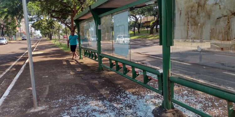 Ponto de ônibus, em local de grande movimento, é vandalizado em Foz do Iguaçu