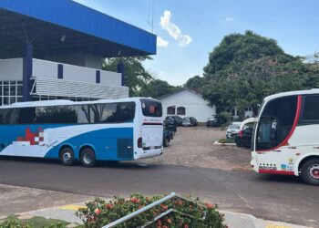 Dois ônibus lotados de mercadorias irregulares são barrados na BR 277