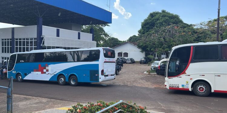 Dois ônibus lotados de mercadorias irregulares são barrados na BR 277