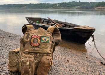 Barco naufraga no Lago de Itaipu e dois pescadores são resgatados pela PF