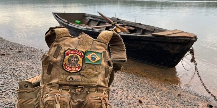 Barco naufraga no Lago de Itaipu e dois pescadores são resgatados pela PF