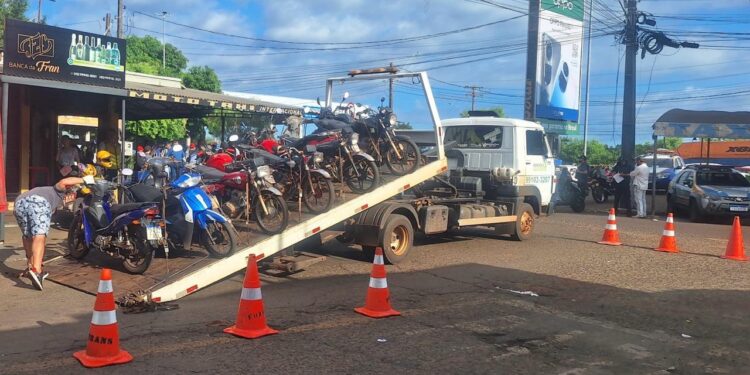 Operação na região da Ponte da Amizade apreende 35 motos e emite 56 autos de infração a motociclistas