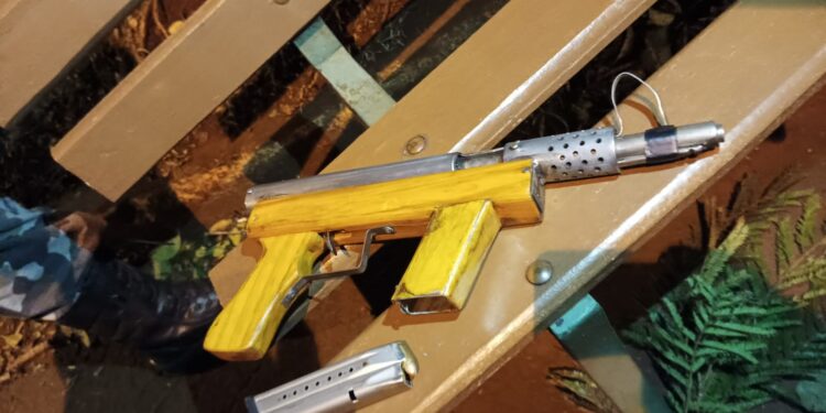 Pelotão de Choque da PM prende três homens com arma de fogo artesanal