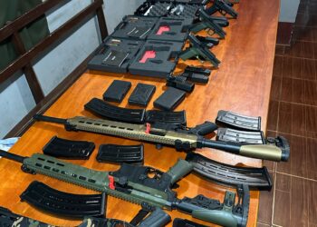 Arsenal com espingardas e pistolas é apreendido com grupo criminoso, no Paraguai