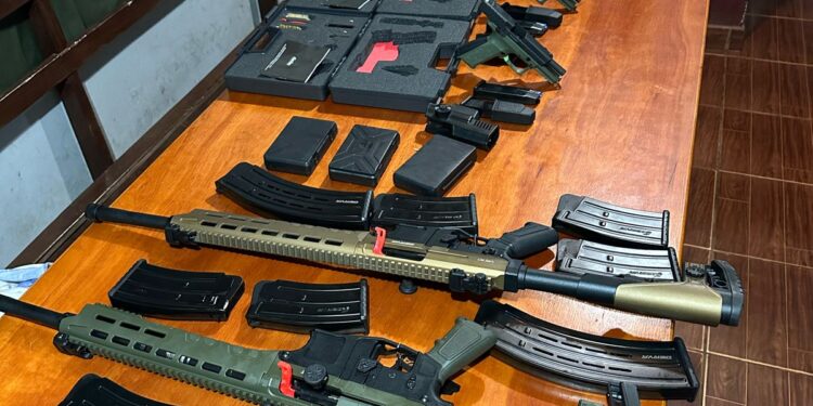 Arsenal com espingardas e pistolas é apreendido com grupo criminoso, no Paraguai