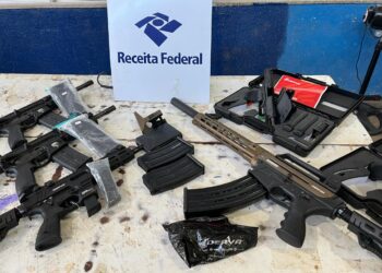 Ônibus apreendido pela Receita Federal é deslacrado e fiscais encontram fuzis, carabina e pistolas