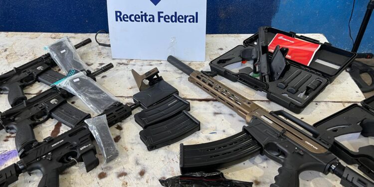 Ônibus apreendido pela Receita Federal é deslacrado e fiscais encontram fuzis, carabina e pistolas