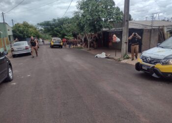 Jovem é morto a tiros na calçada, no bairro Lagoa Dourada