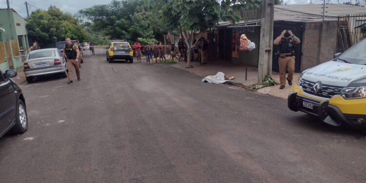 Jovem é morto a tiros na calçada, no bairro Lagoa Dourada