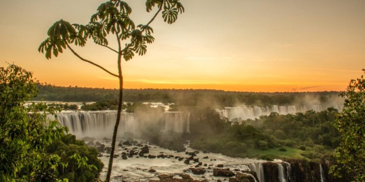 Já pensou no Pôr do Sol, nas Cataratas? Esse é o novo passeio no Parque Nacional do Iguaçu
